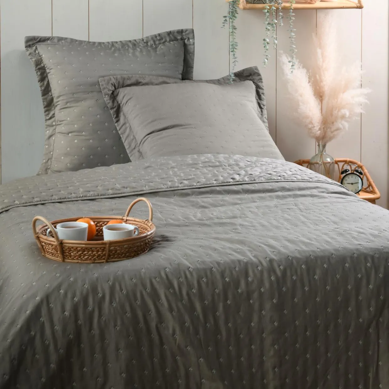 Couvre-lit matelassé avec deux taies d'oreiller (260 x 240 cm) Cléo Taupe