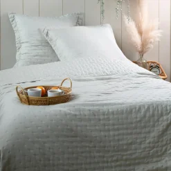 Couvre-lit matelassé avec deux taies d'oreiller (260 x 240 cm) Cléo Ecru