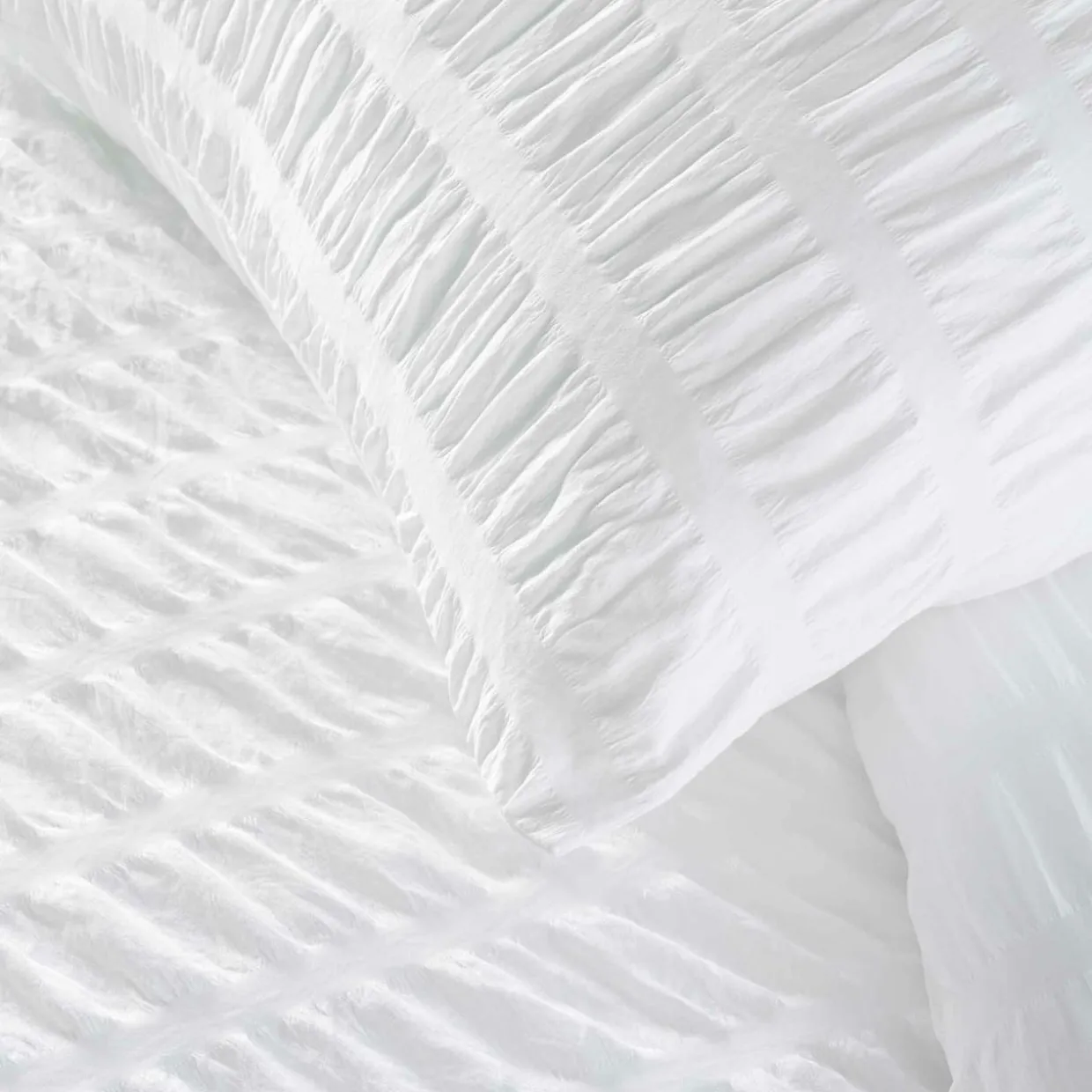 Housse de couette et deux taies microfibre plissée (240 x 220 cm) Plissia Blanche