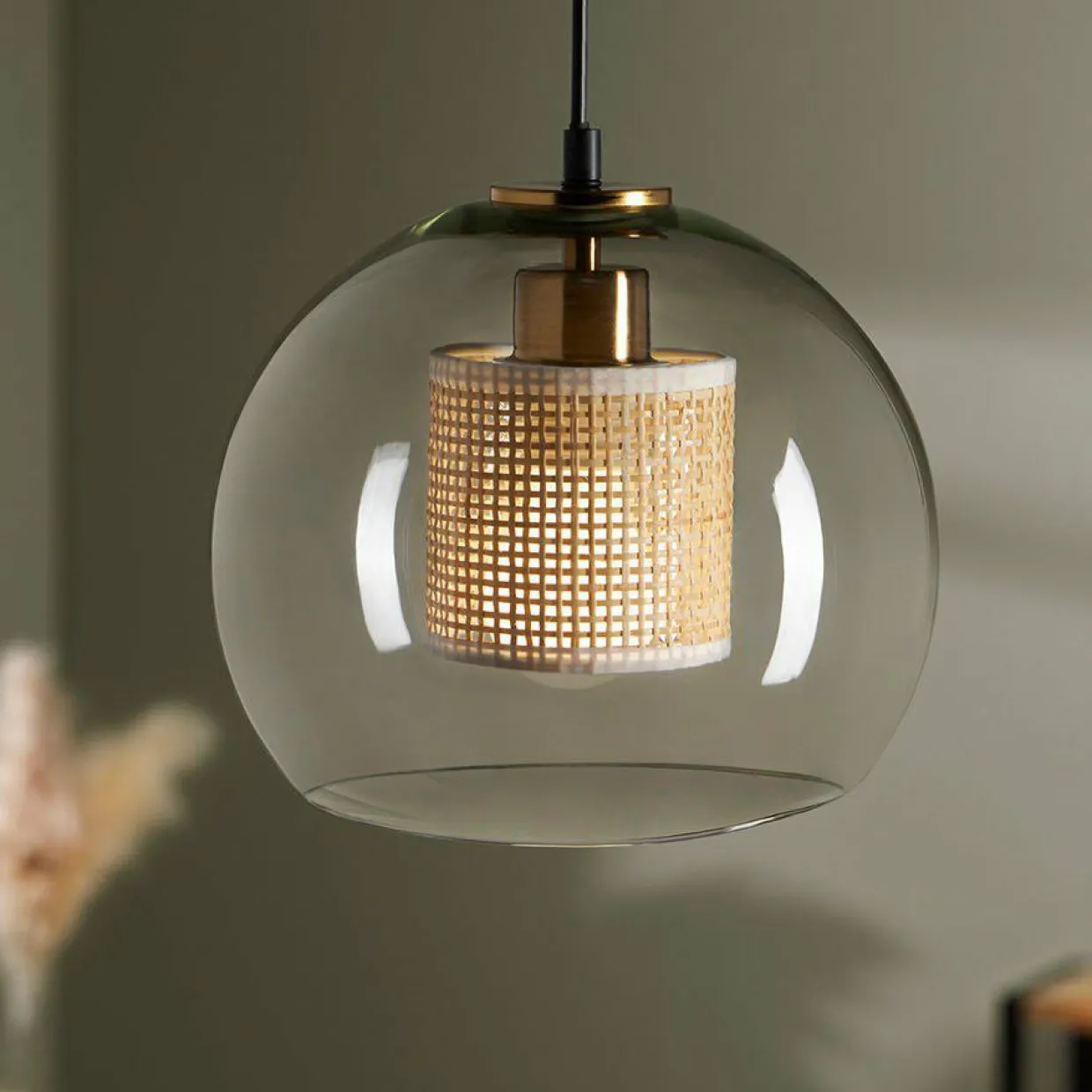 Suspension lumineuse en verre et cannage (D25 cm) Lucéa Beige